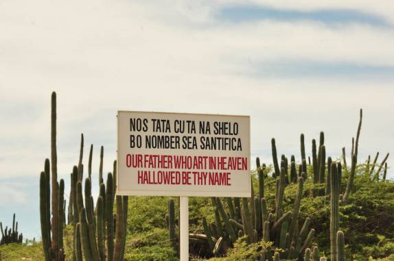 Para quem fala português ou espanhol, não é difícil ler em papiamento, a língua local de Aruba